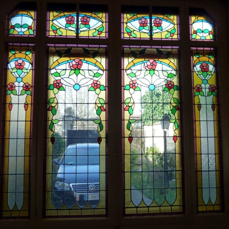 L'immeuble date du début du siècle (Masquet architecte), mais le décor intérieur est plutôt 1930, ce qui se retrouve dans la verrière du premier étage ci-dessous. Hôtel après sa construction, le bâtiment a été transformé en appartements vers cette époque.